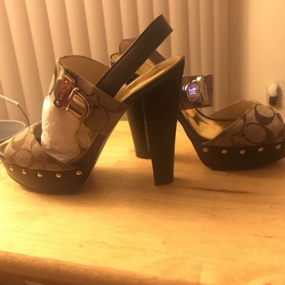 SOLD ON OFFERUP!! Signature Coach Shoes - Picture 3 of 6